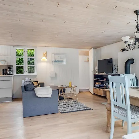 Semesterbostad Cozy With Terrace And Wood-burning Stove Close To The Water *