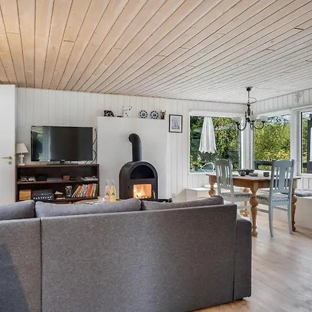 Cozy With Terrace And Wood-burning Stove Close To The Water