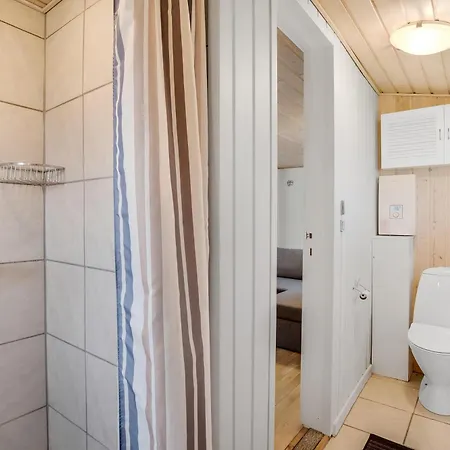 Semesterbostad Cozy With Terrace And Wood-burning Stove Close To The Water *