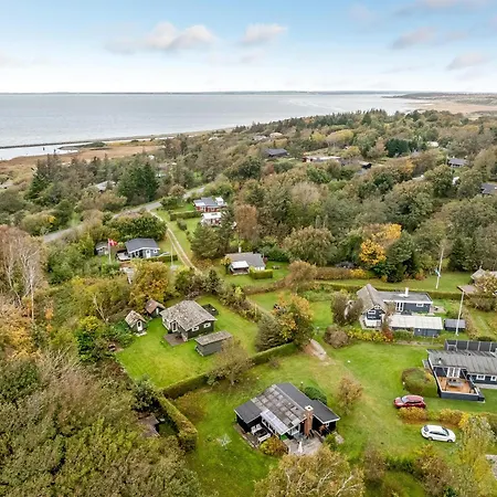 Cozy With Terrace And Wood-burning Stove Close To The Water *