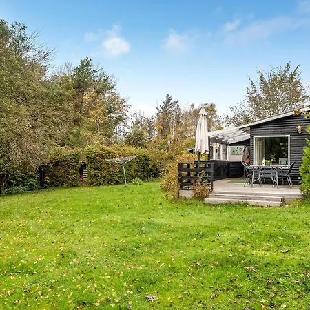 Cozy With Terrace And Wood-burning Stove Close To The Water *