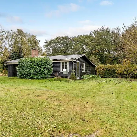 Semesterbostad Cozy With Terrace And Wood-burning Stove Close To The Water *